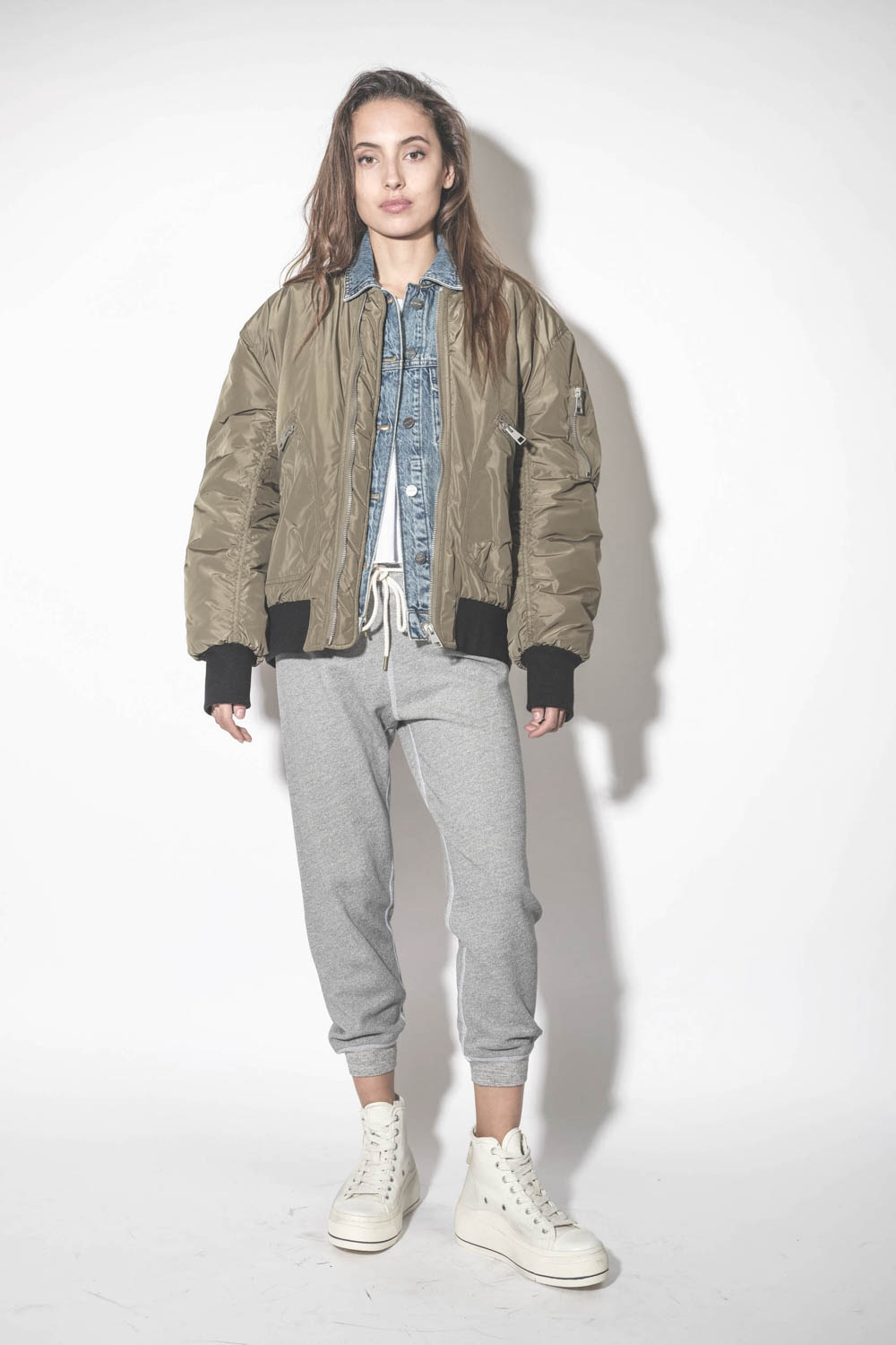 Produit Blouson Bomber aviateur kaki Mikuta. Porté sur un blouson en jean bleu ciel.
