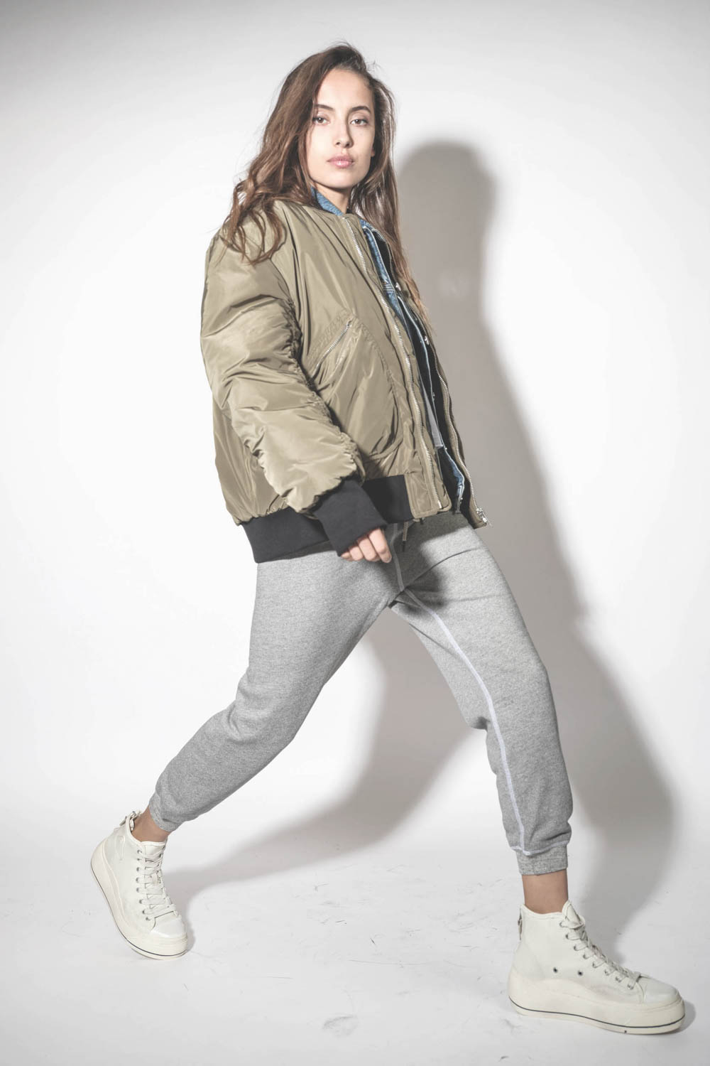 Blouson Bomber aviateur kaki Mikuta. Porté de profil.