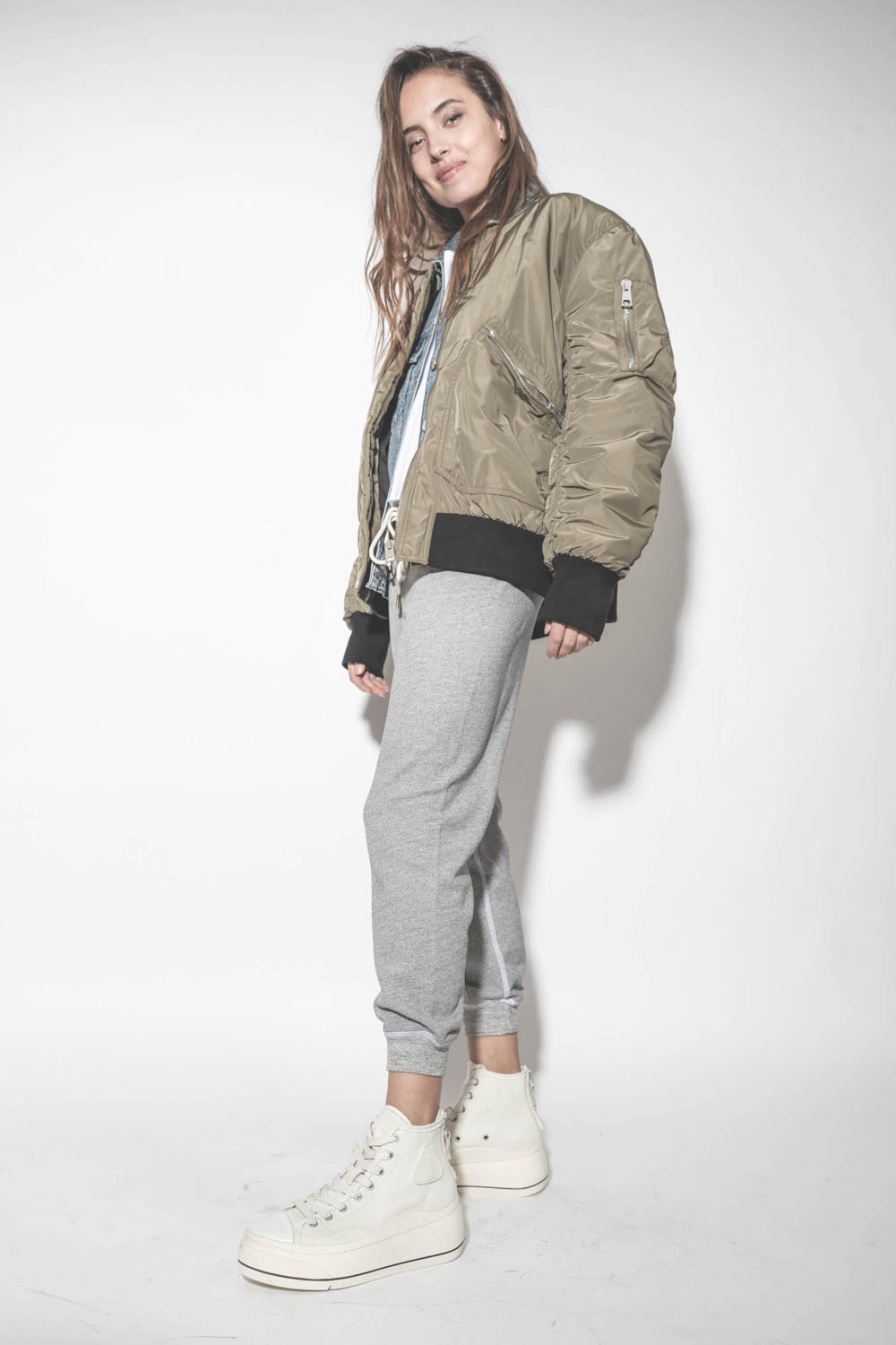 Blouson Bomber aviateur kaki Mikuta. Porté de profil. Détail de la poche zippée sur la manche.