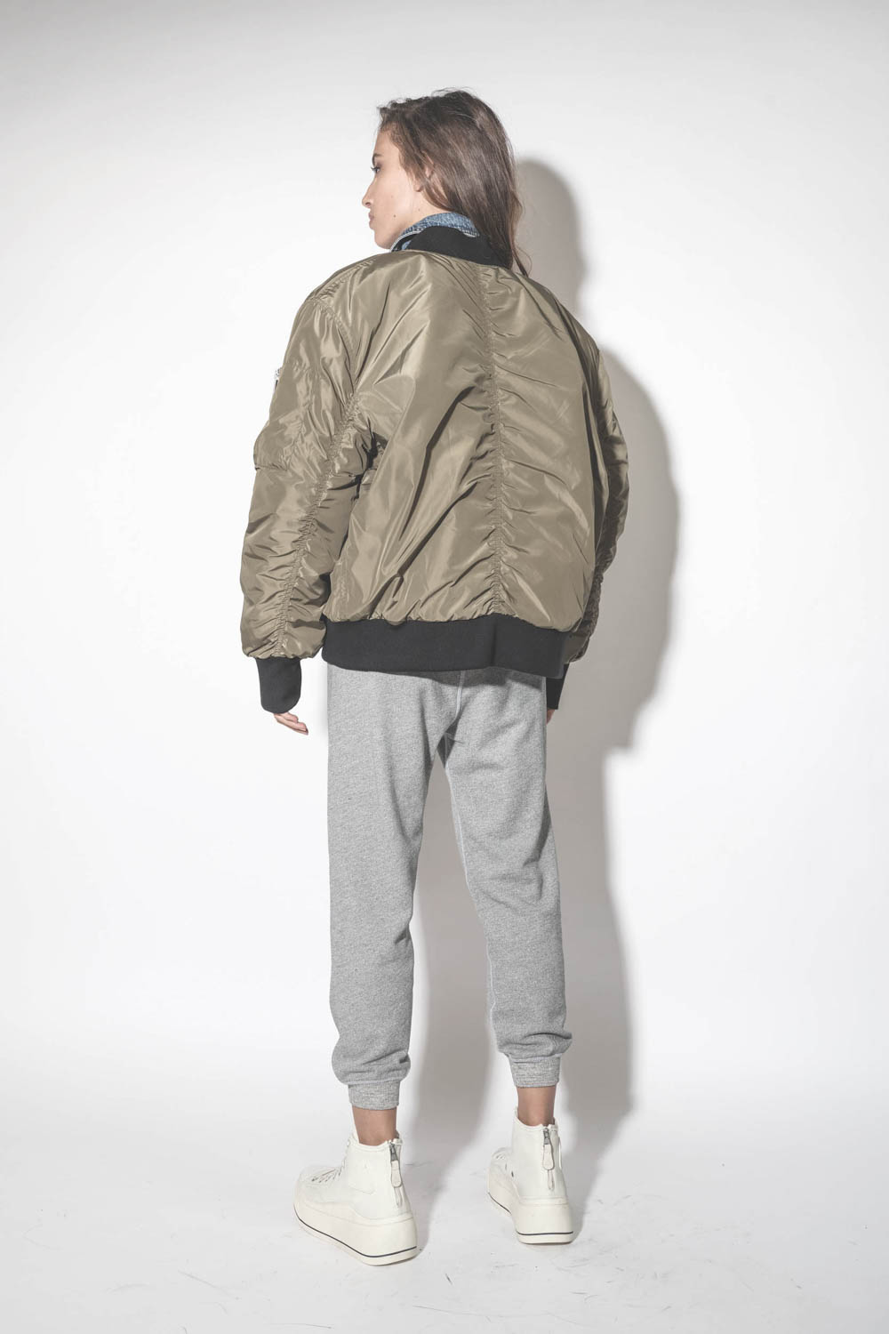 Blouson Bomber aviateur kaki Mikuta. Porté de dos.
