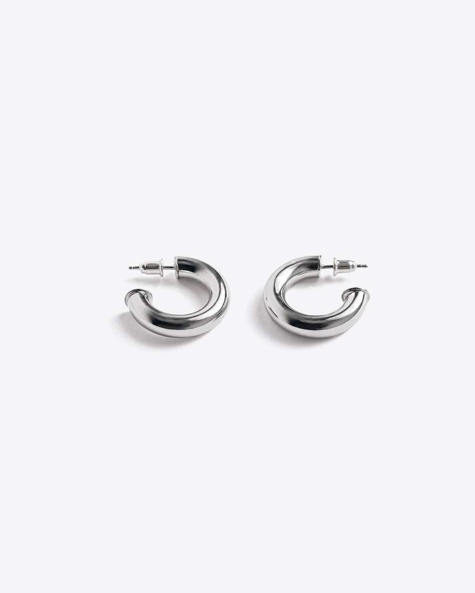 Boucles d'oreilles mini-cr&eacute;oles Mikuta en argent. vue de profil.