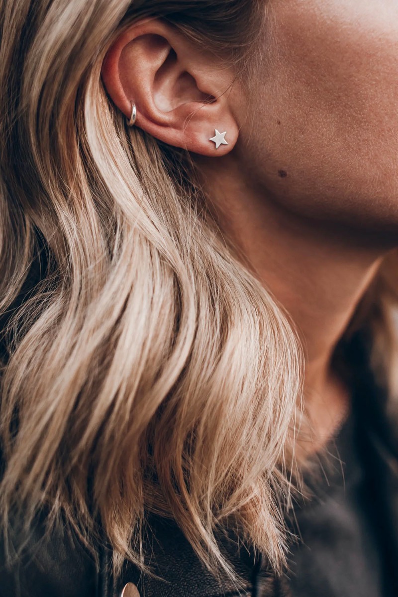 Boucles d'oreilles &eacute;toile Mikuta en argent sterling 925, port&eacute; avec un anneau.