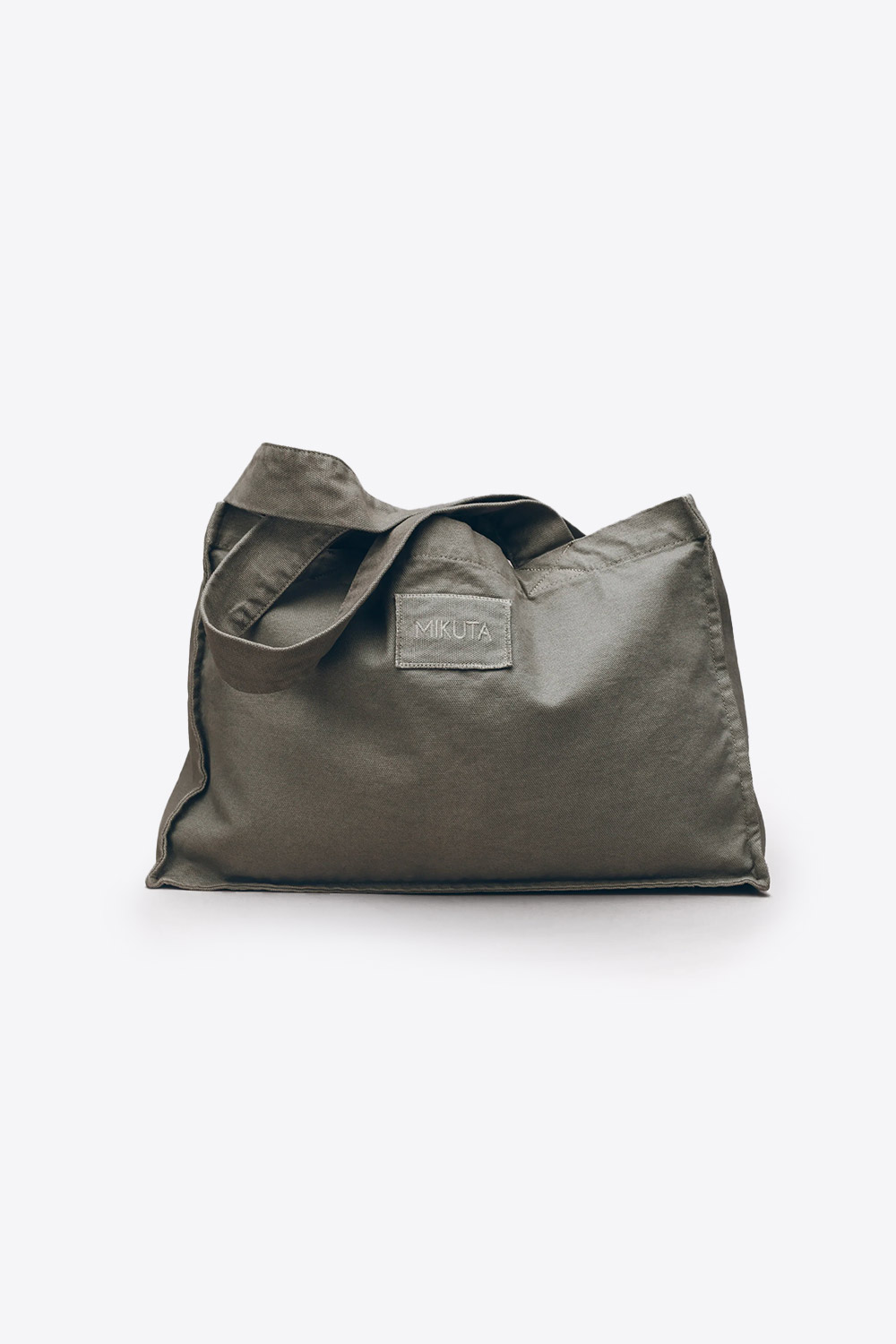 Produit Cabas en toile kaki petit modèle Mikuta. Face. Détail du logo Mikuta brodé sur le devant du sac vignette ton sur ton.