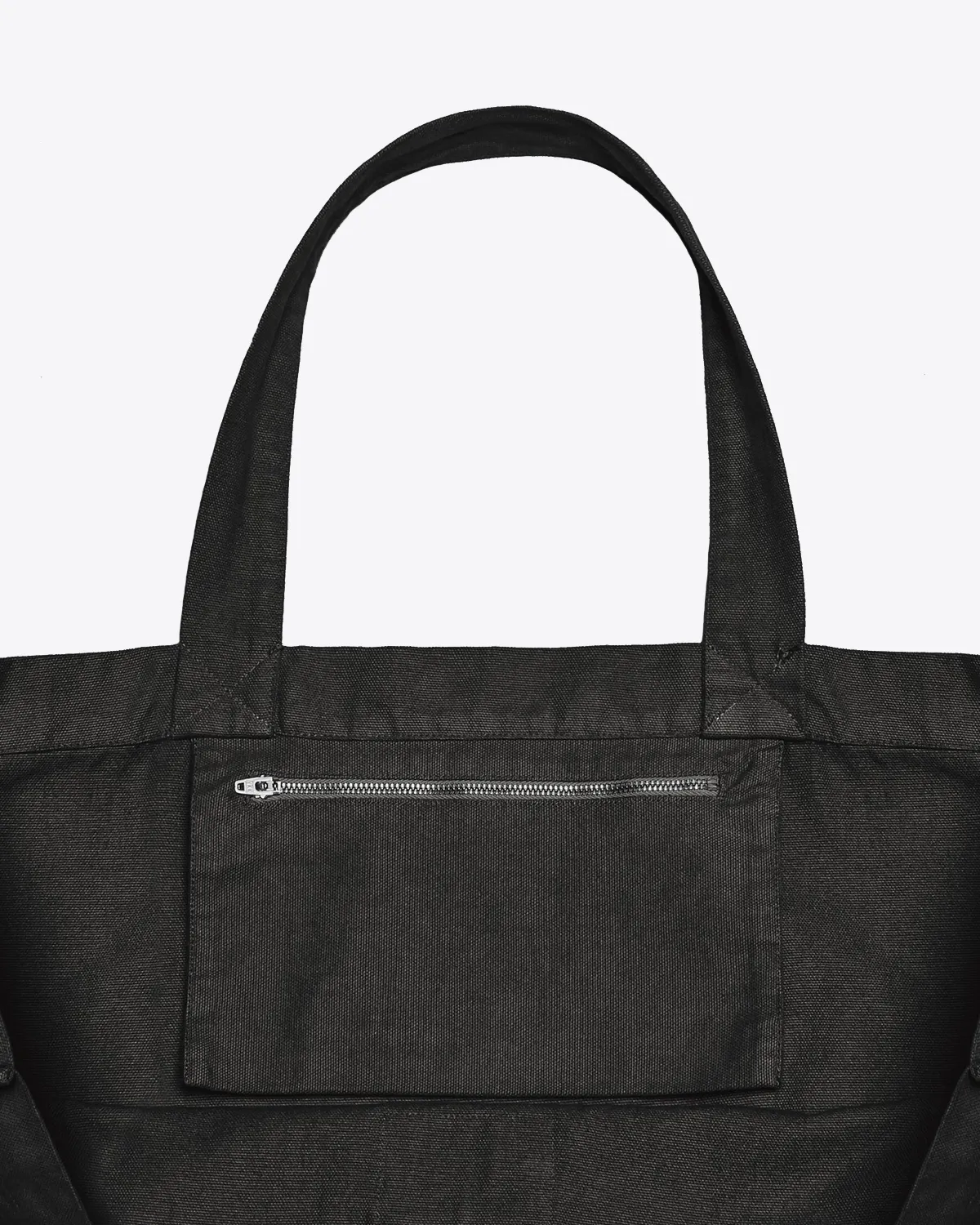Cabas Small Mikuta en toile noir. D&eacute;tail de la poche zipp&eacute;e &agrave; l'int&eacute;rieur.