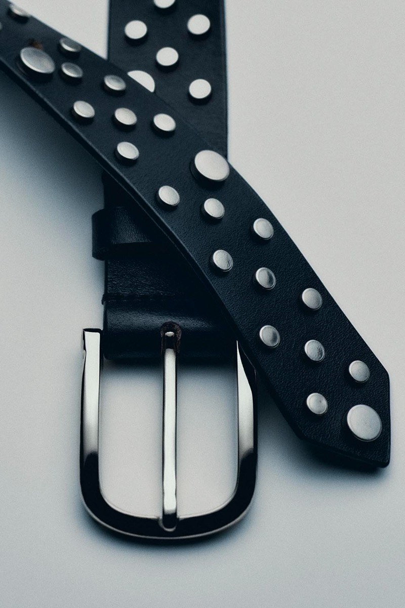 Ceinture Mikuta en cuir noir clouté. Détail de la boucle et des clous en métal argenté.