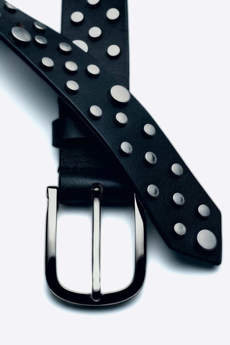 Ceinture Mikuta en cuir noir clout&eacute;. D&eacute;tail de la boucle et des clous en m&eacute;tal argent&eacute;.