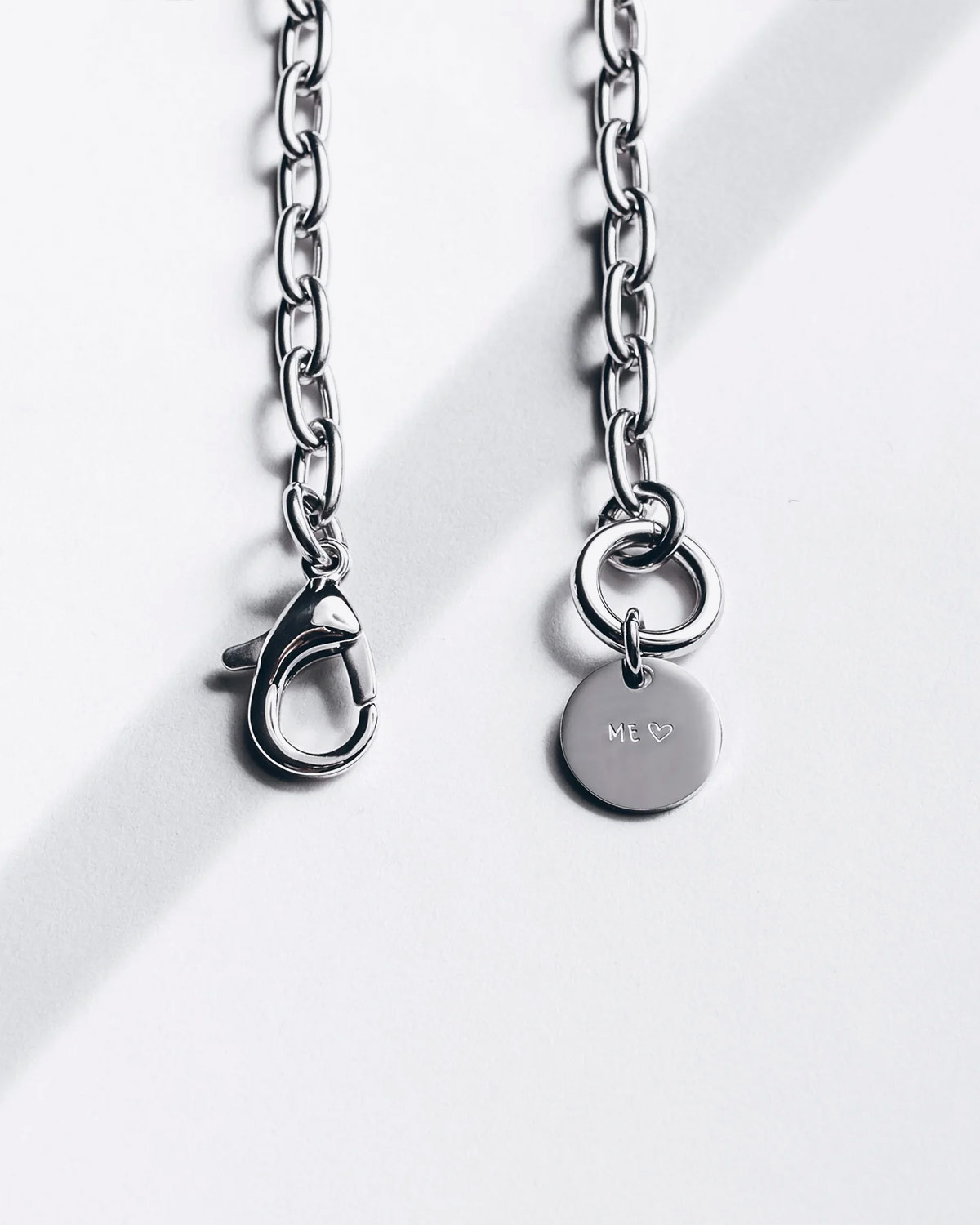 Produit Collier ras du cou chaine avec médaille gravée Me en argent Mikuta. Face Détail du fermoir.