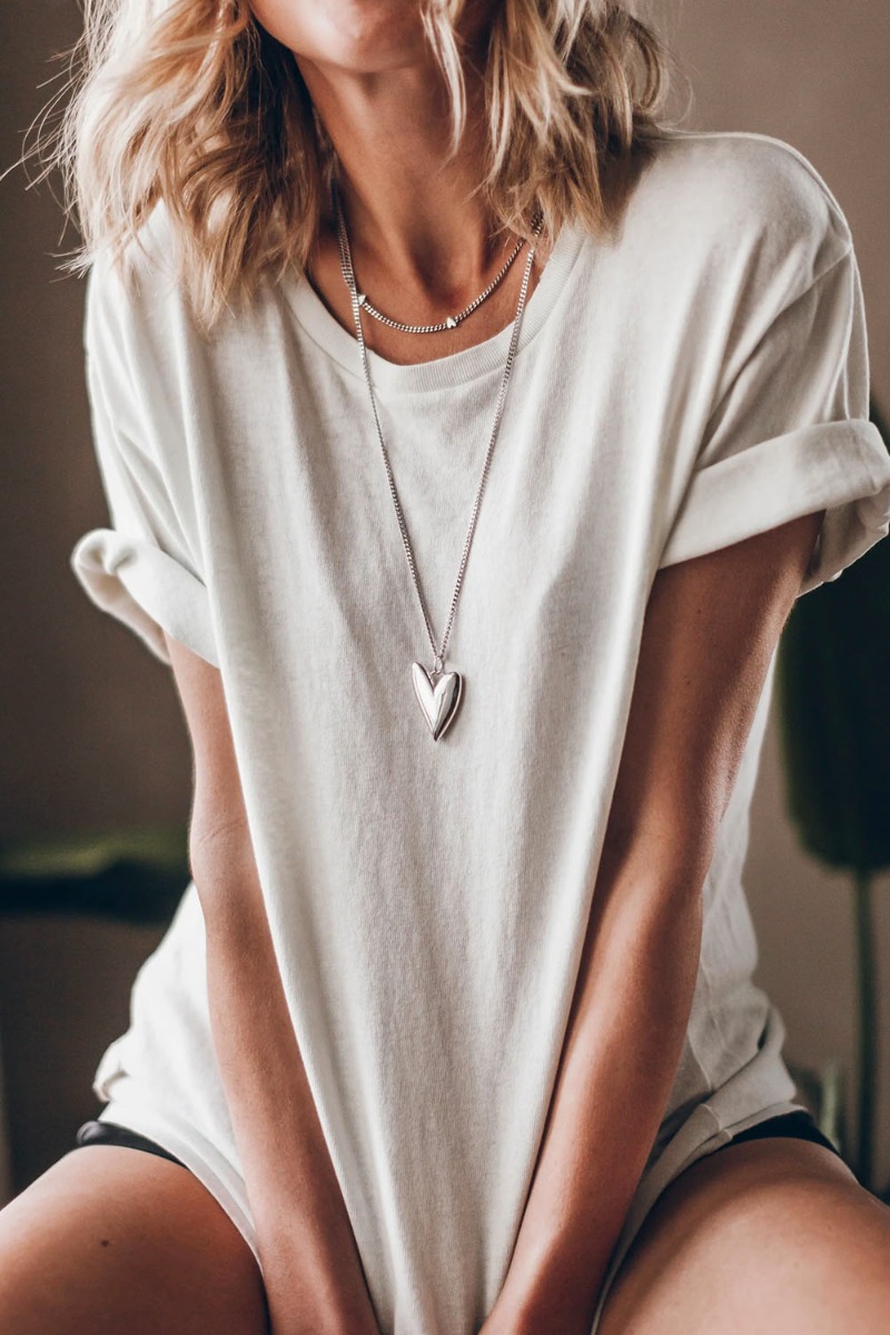 Collier long pendentif coeur Mikuta en argent sterling 925, port&eacute; de face.