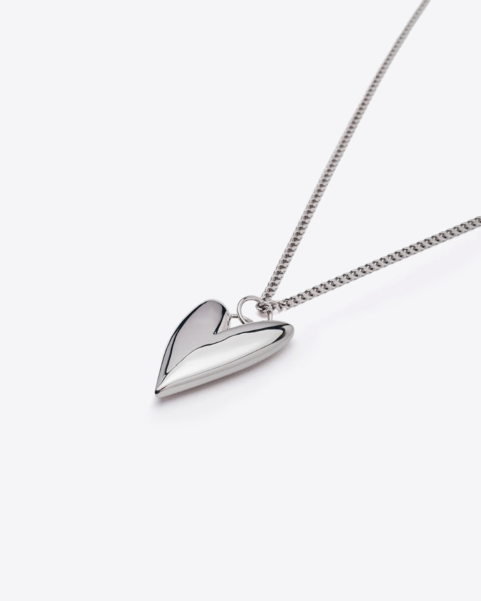Collier long pendentif coeur Mikuta en argent sterling 925. D&eacute;tail du pendentif coeur.