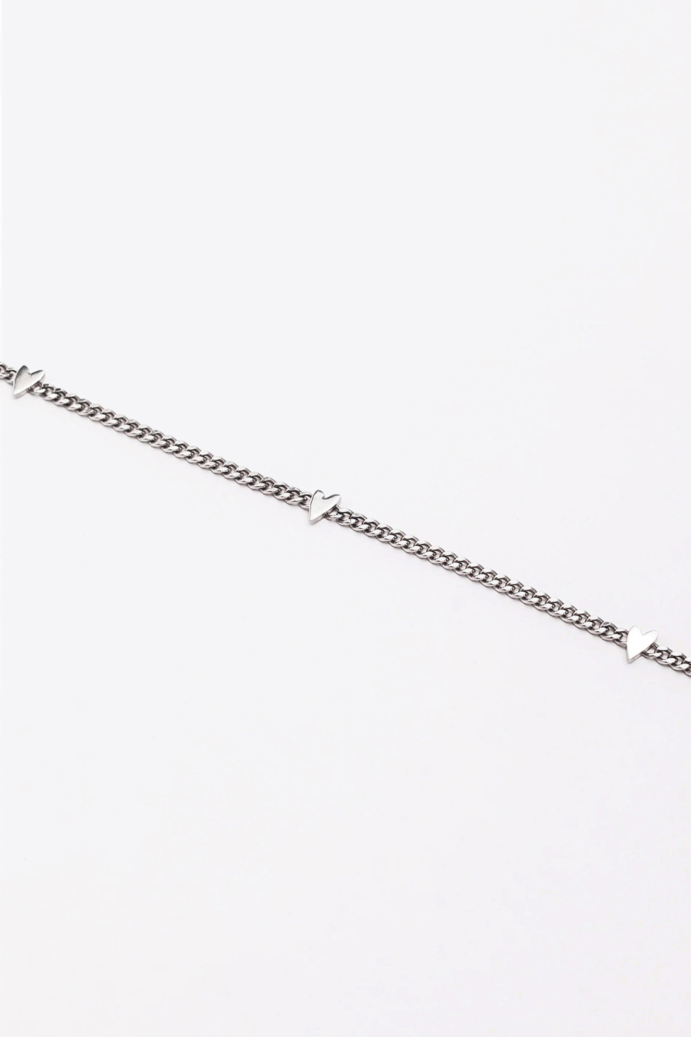 Produit Collier ras du cou chaine en argent avec petits coeurs Tiny Mikuta. Détail de la chaine gourmette. 