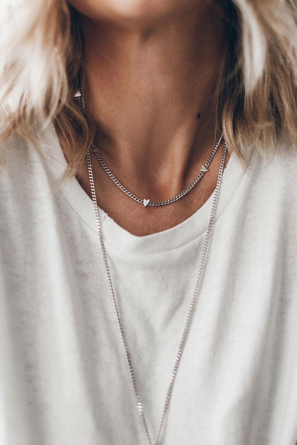 Produit Collier ras du cou chaine en argent avec petits coeurs Tiny Mikuta. Porté de face. 