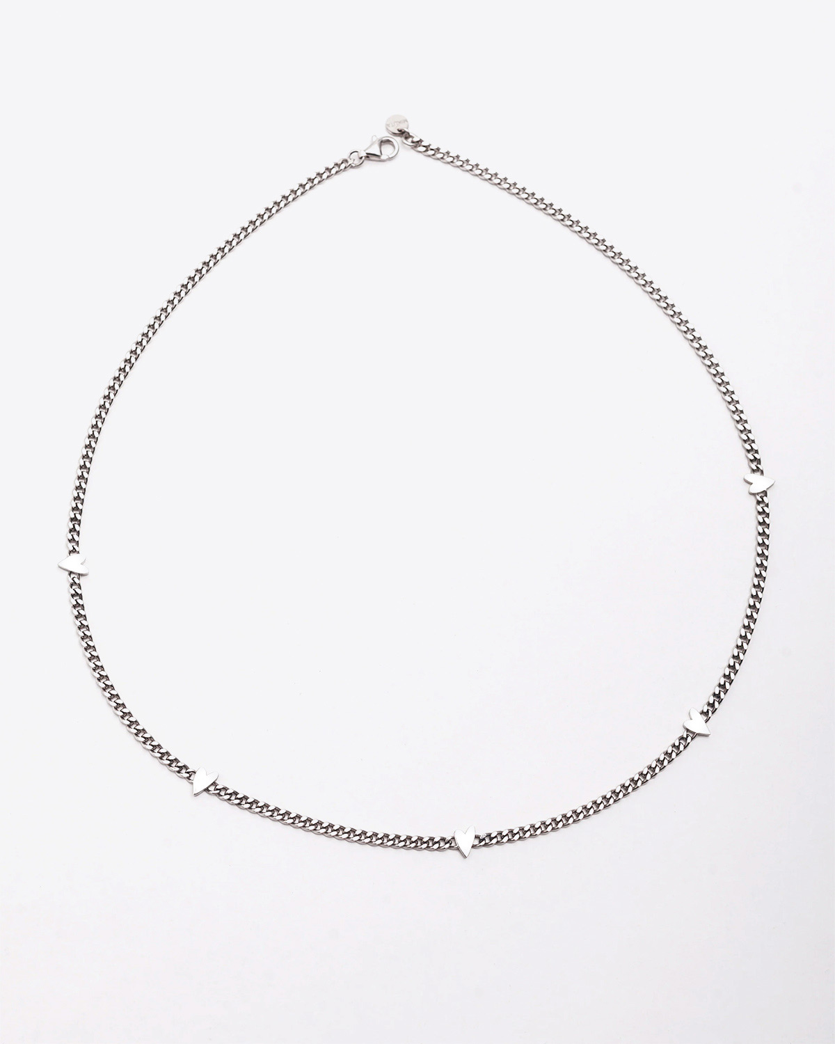 Collier ras du cou chaine en argent avec petits coeurs Tiny Mikuta. Détail du fermoir mousqueton. 
