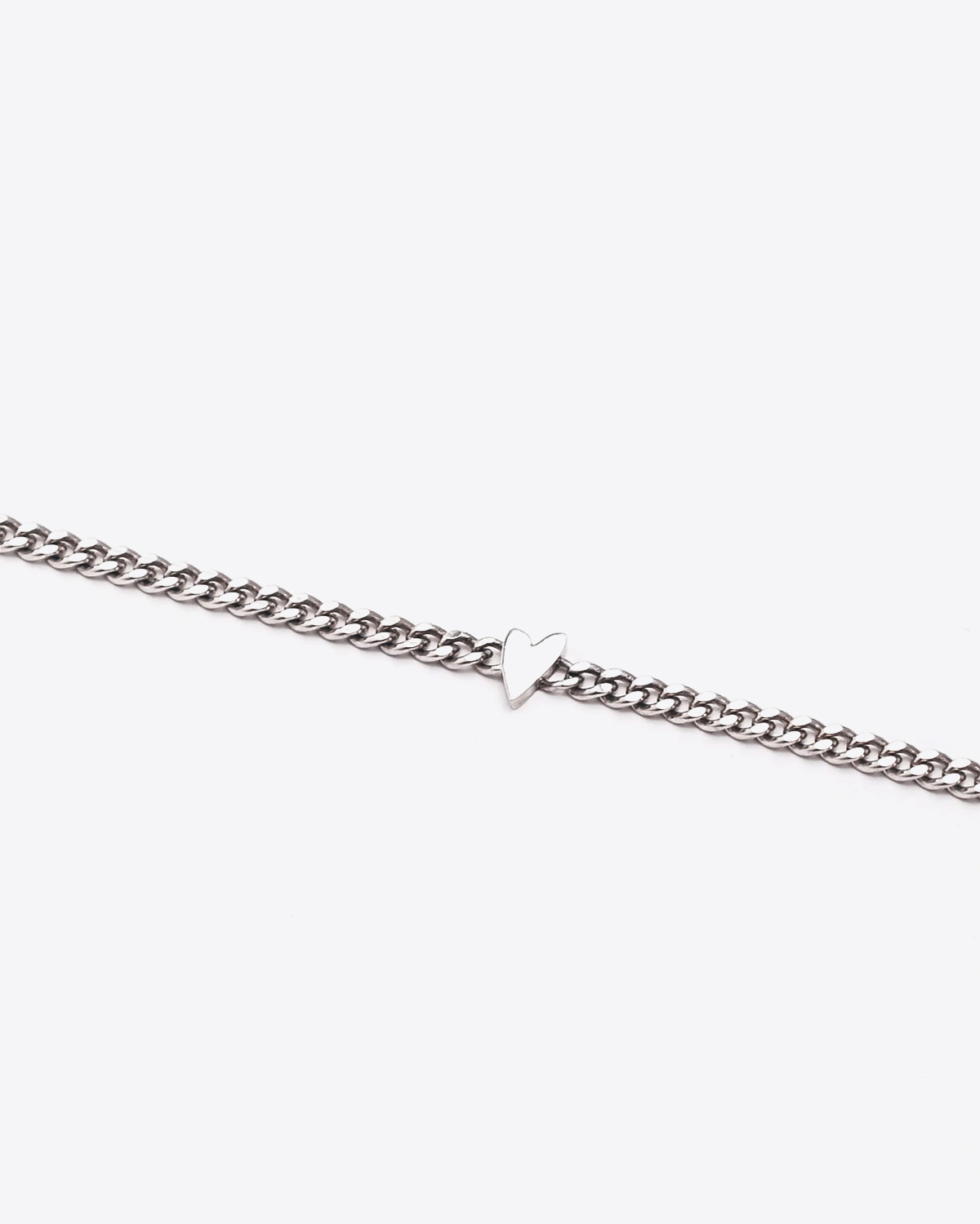 Collier ras du cou chaine en argent avec petits coeurs Tiny Mikuta. Détail du petit coeur.