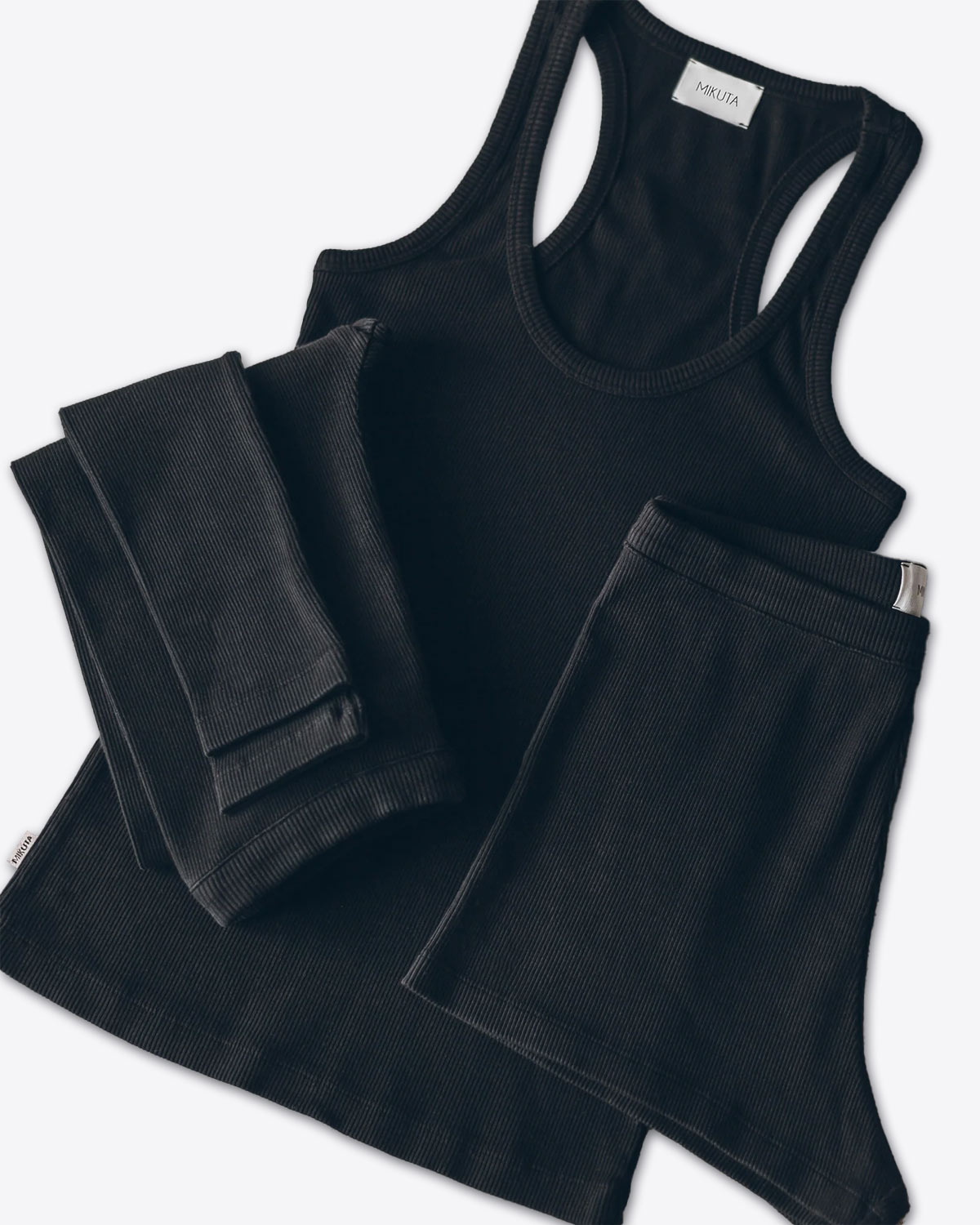 Débardeur emmanchures américaine près du corps en coton côtelé noir Mikuta. Leggings et short coordonnés Mikuta.