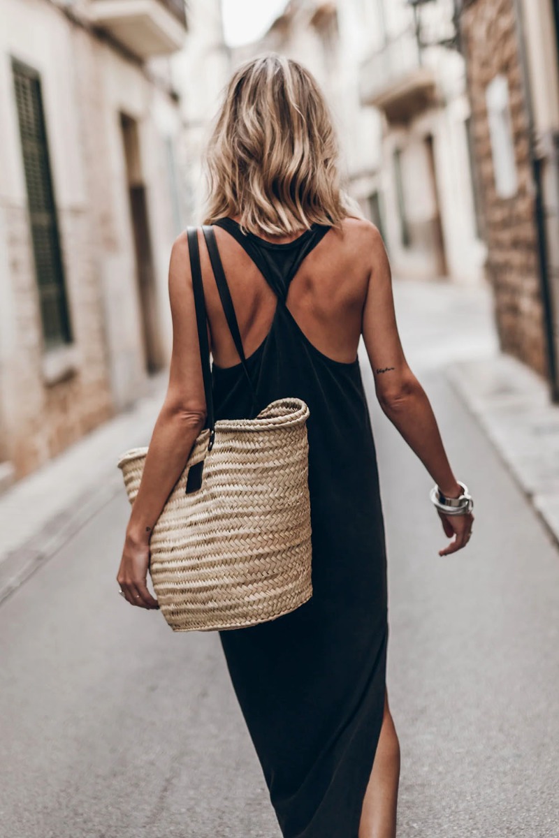 Grand panier Mikuta en osier naturel, port&eacute; de dos. 