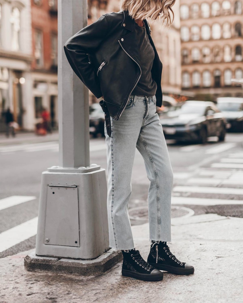 Jean court et droit en denim bleu ciel Mikuta. Porté de profil.