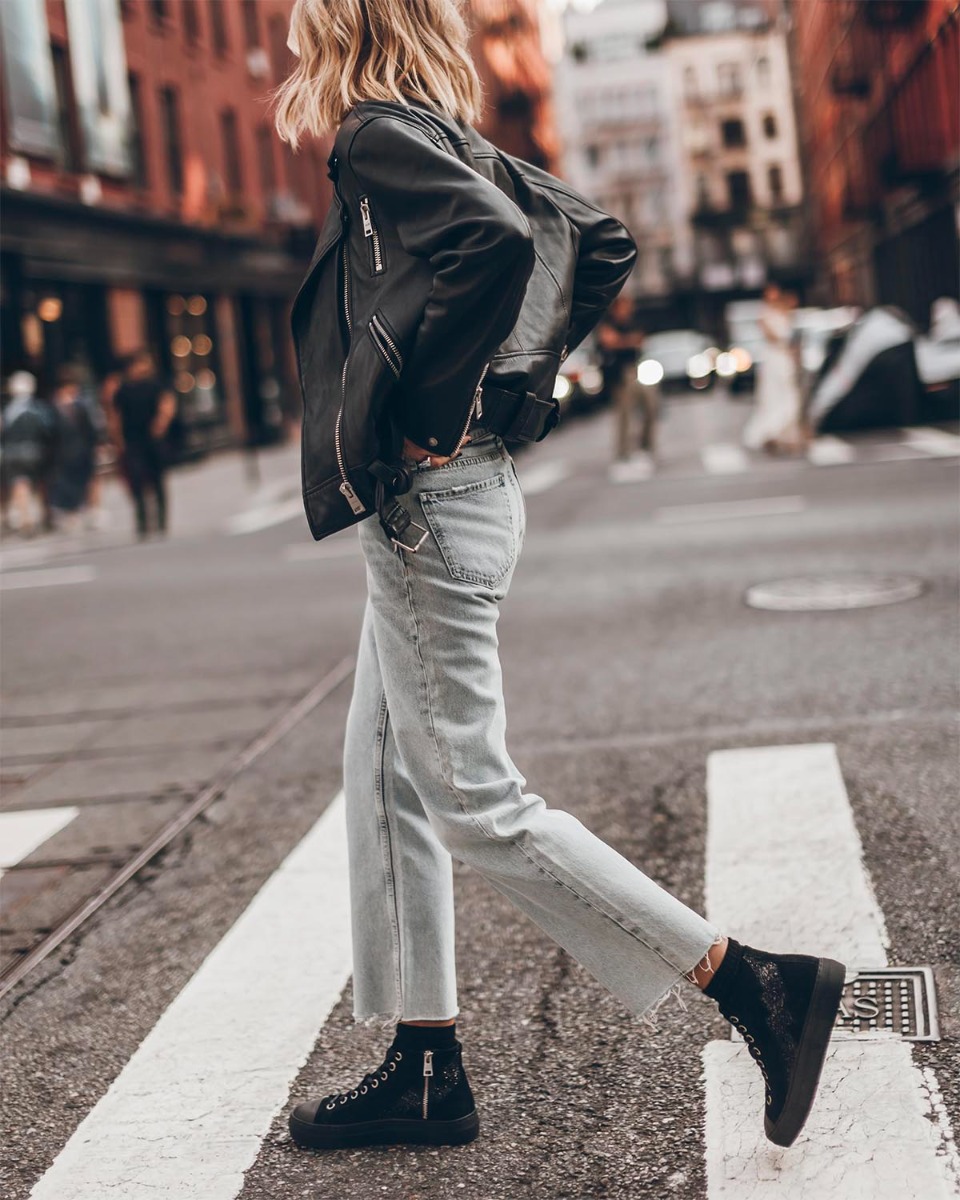 Jean court et droit en denim bleu ciel Mikuta. Porté avec un perfecto en cuir noir.