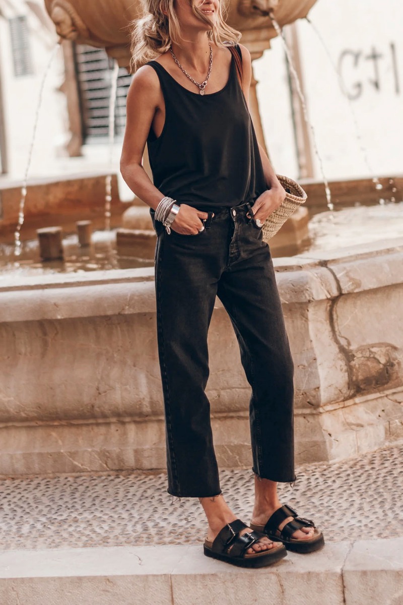 Jean droit Mikuta en denim noir, port&eacute; de face.