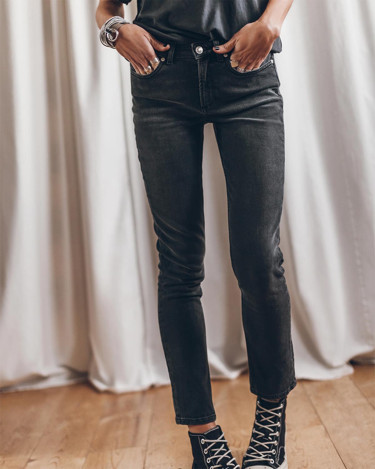 Produit Jean skinny Mikuta en denom gris. Vue face porté. 