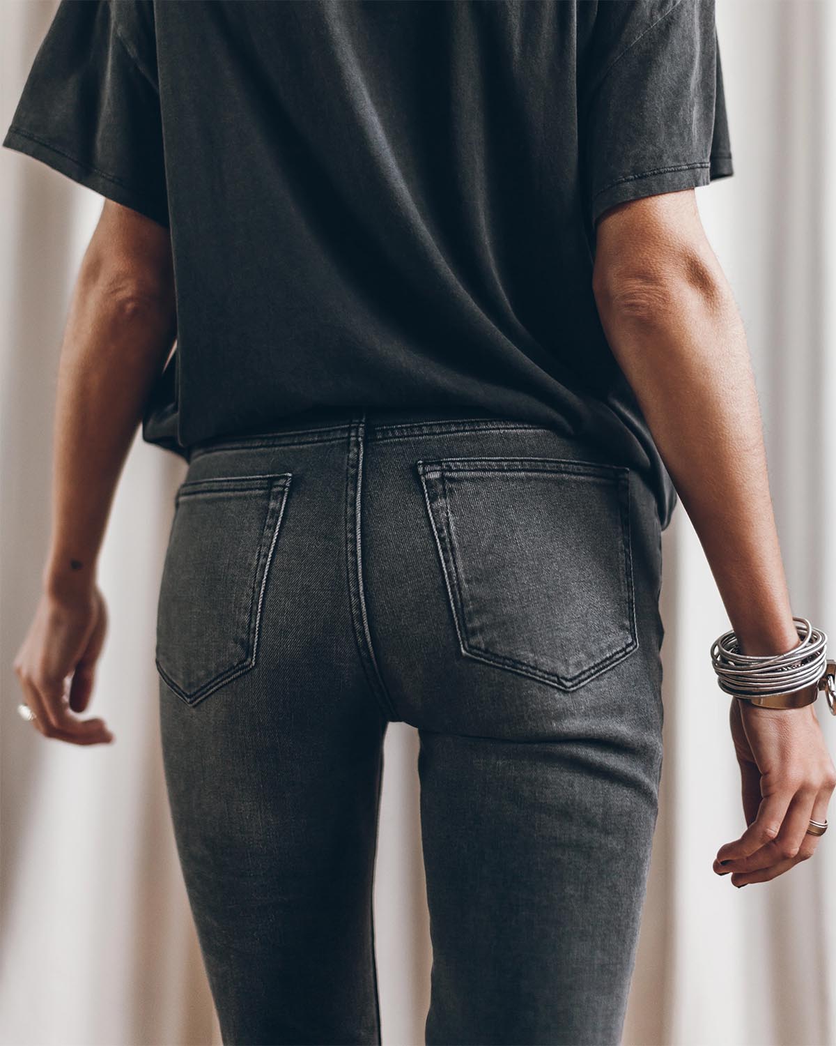 Jean skinny Mikuta en denom gris. Vue porté dos. 