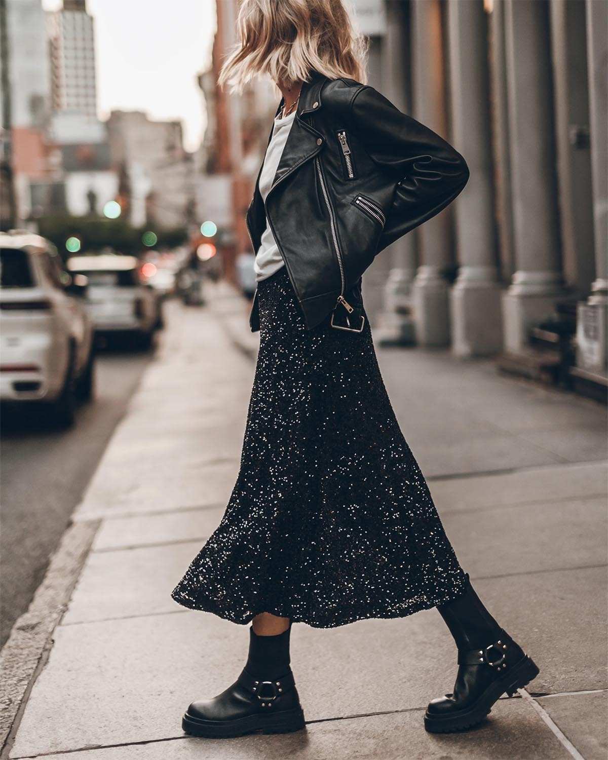 Produit Jupe midi évasée à paillettes noires Mikuta. Porté avec un Perfecto en cuir noir.