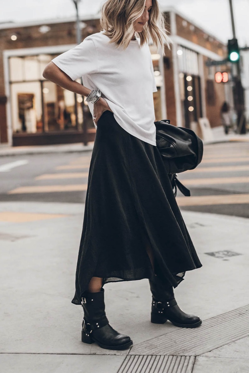 Jupe longue fluide Chill Mikuta en lyocell noir, port&eacute;e de profil.