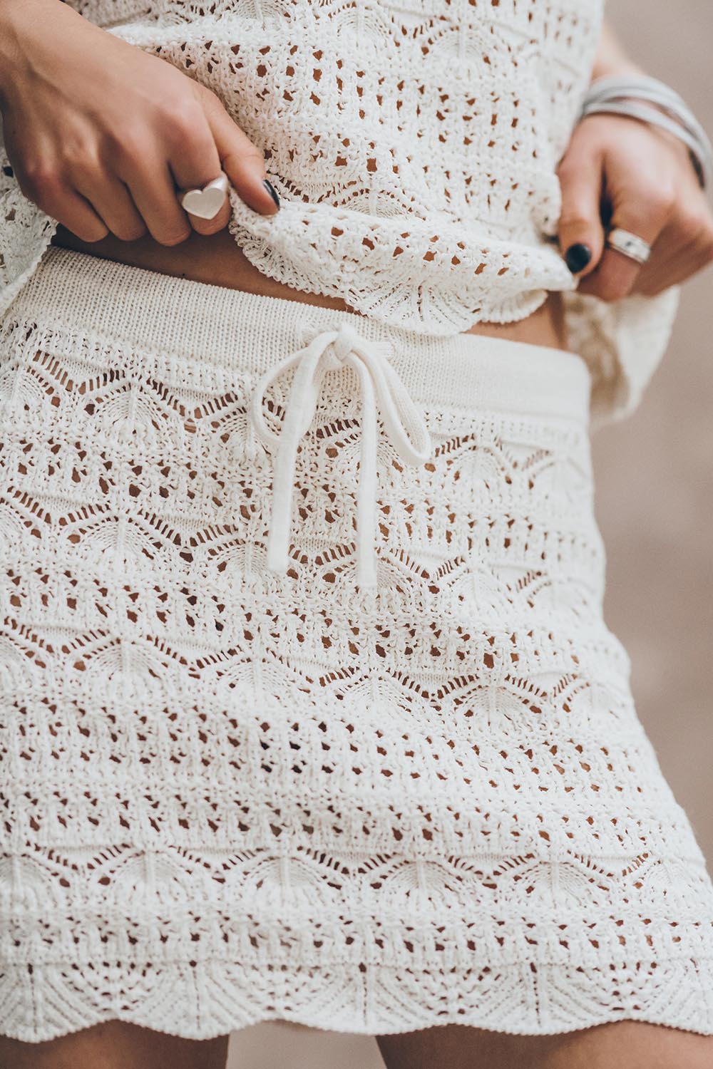 Produit Mini-jupe en crochet écru en lin et coton Mikuta. Détail du lien de serrage écru. 