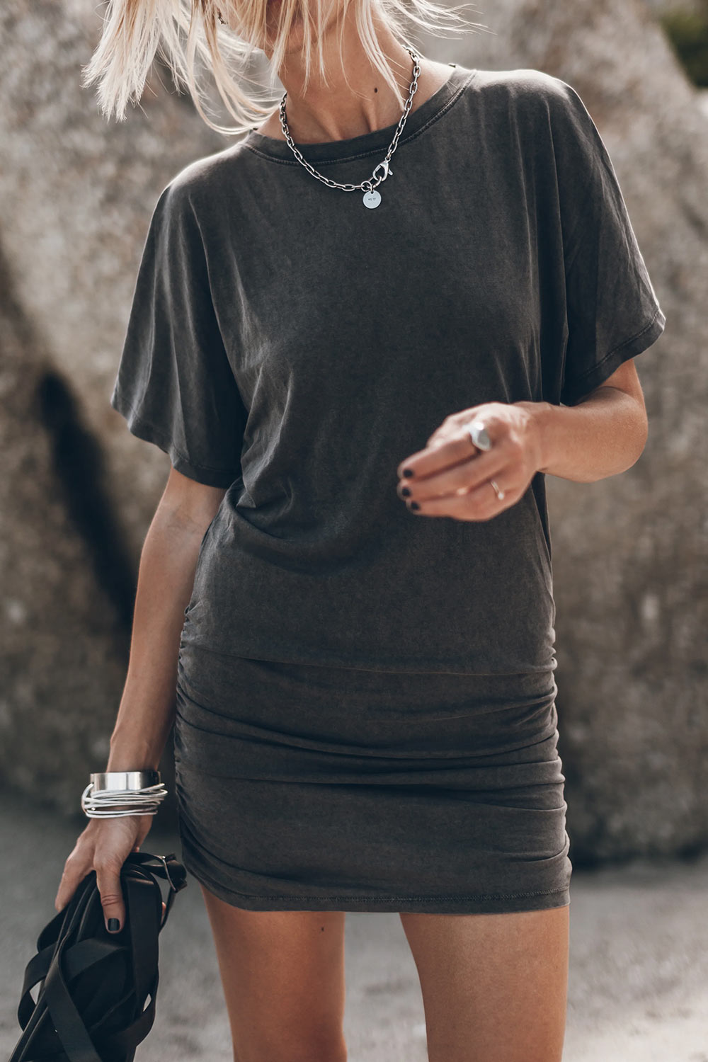 Produit Mini-robe drapée manches courtes en lyocell et coton gris anthracite Mikuta. Porté de face avec un collier en argent Mikuta. 