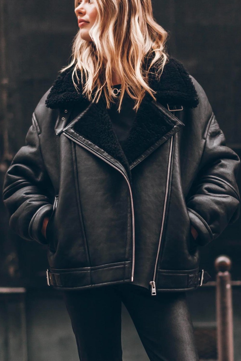 Blouson bombardier Mikuta en cuir et peau de mouton noir ultra-chaude, porté de face.