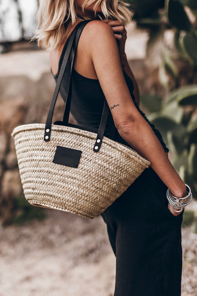 Petit panier Mikuta en paille naturelle tress&eacute;e, port&eacute; &agrave; l'&eacute;paule.