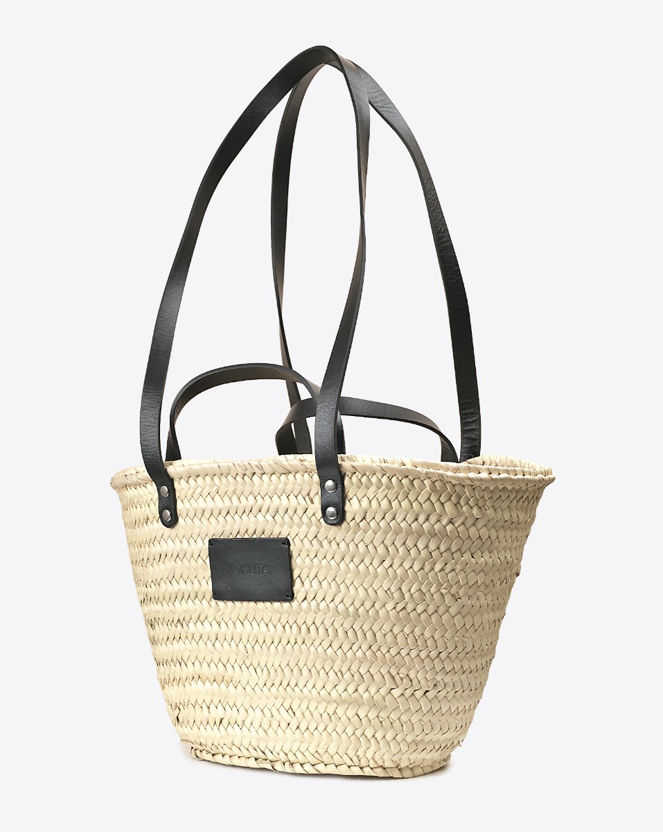 Petit panier en osier Mikuta, vu de profil. D&eacute;tail des anses en cuir noir.