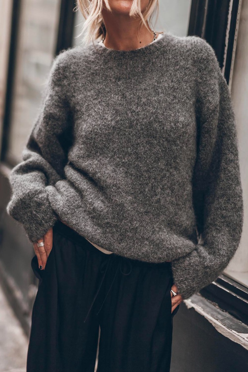 Pull oversize mikuta en baby alpaga gris. Porté de face.