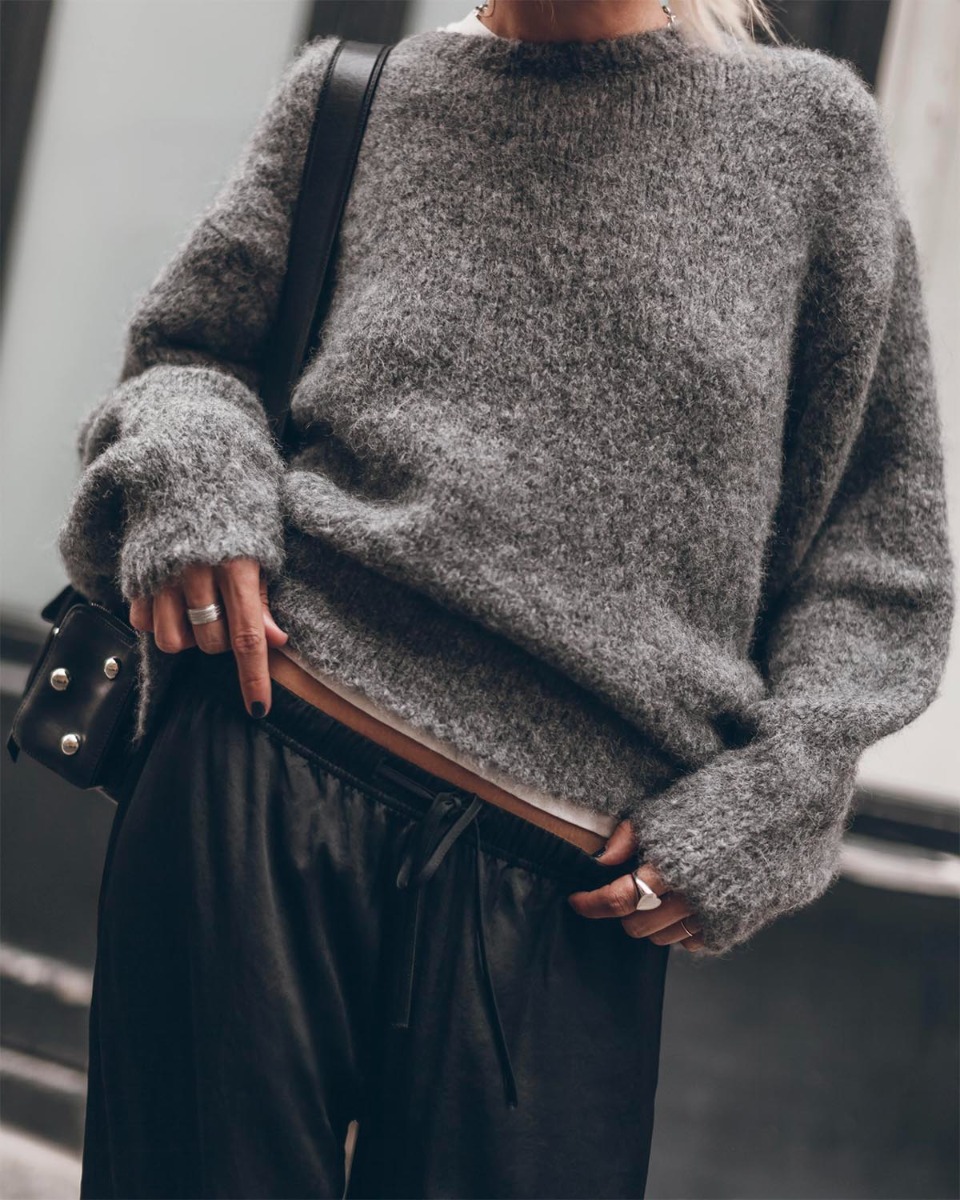 Pull oversize mikuta en baby alpaga gris, porté avec un bas de jogging.