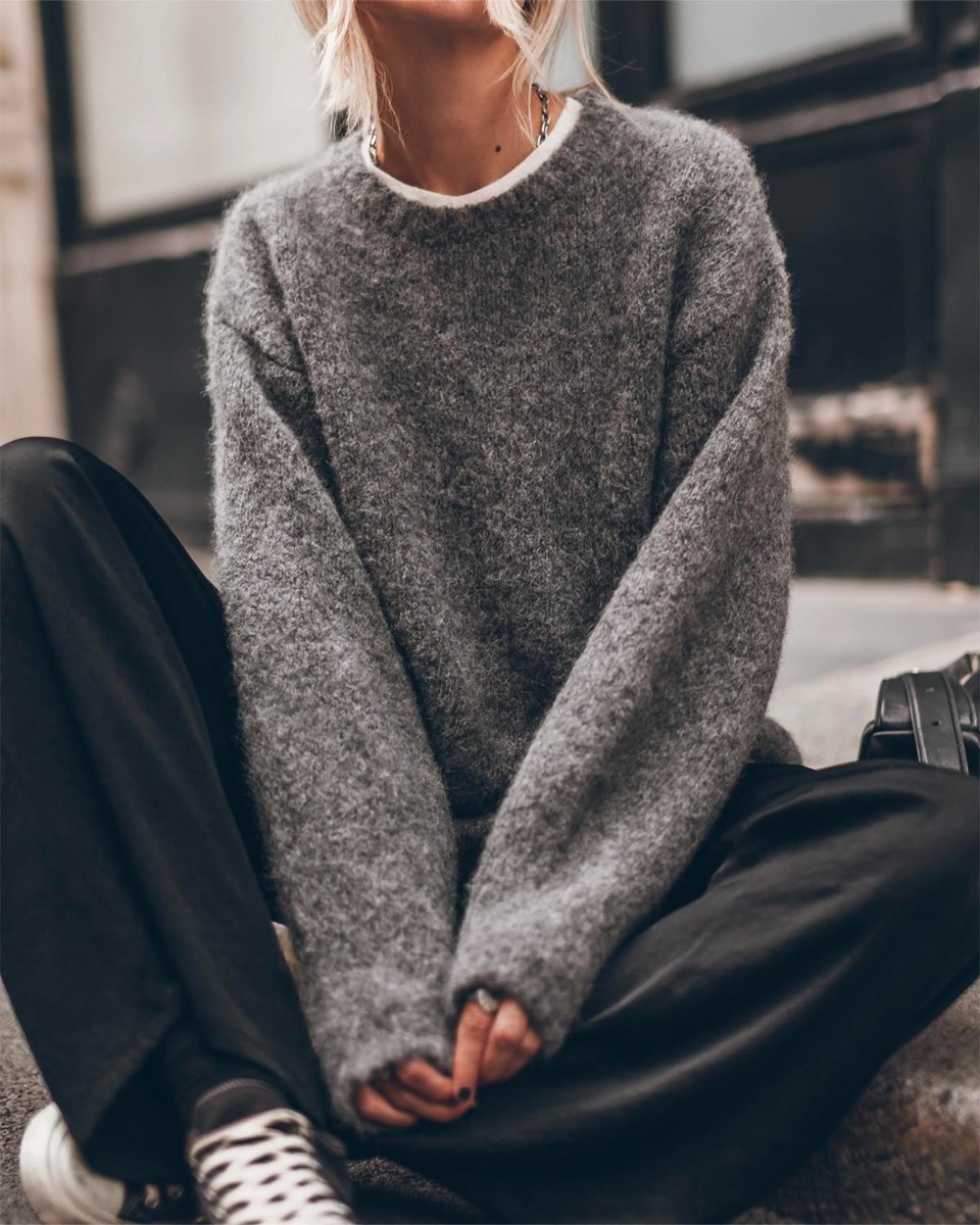 Pull oversize mikuta en baby alpaga gris, porté sur un T-shirt blanc.