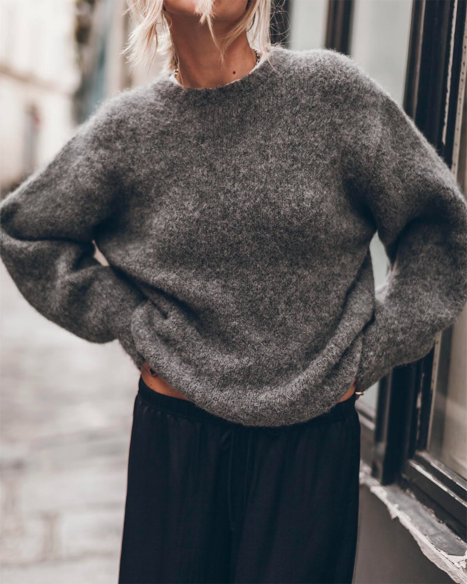 Pull oversize mikuta en alpaga gris. Détail de l'encolure ronde bord côte.