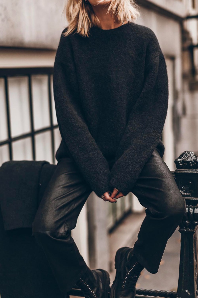 Pull oversize Mikuta en alpaga noir, porté de face avec un jean noir.