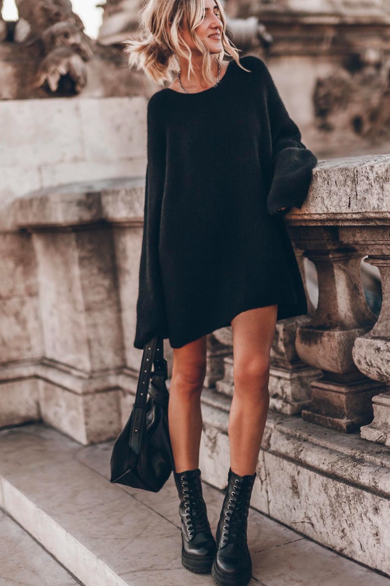 Pull long oversize Mikuta en mohair noir, port&eacute; de face. 