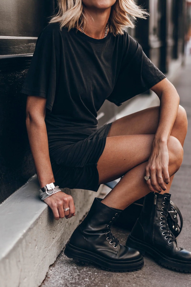 Robe courte drap&eacute;e Mikuta en jersey noir. D&eacute;tail de la manche.