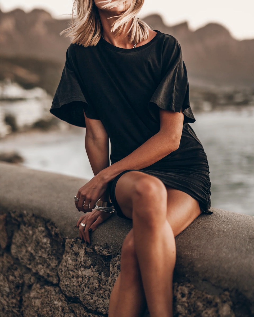 Robe courte drap&eacute;e Mikuta en jersey noir, port&eacute;e assise.