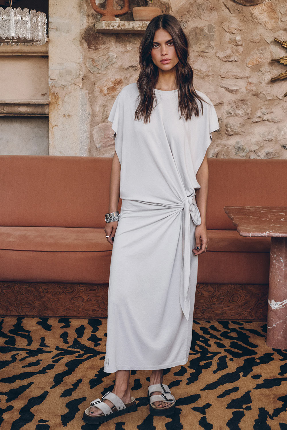 Produit Robe longue à nouer sur le côté manche chauve-souris en lyocell et coton gris-clair. Porté de face.