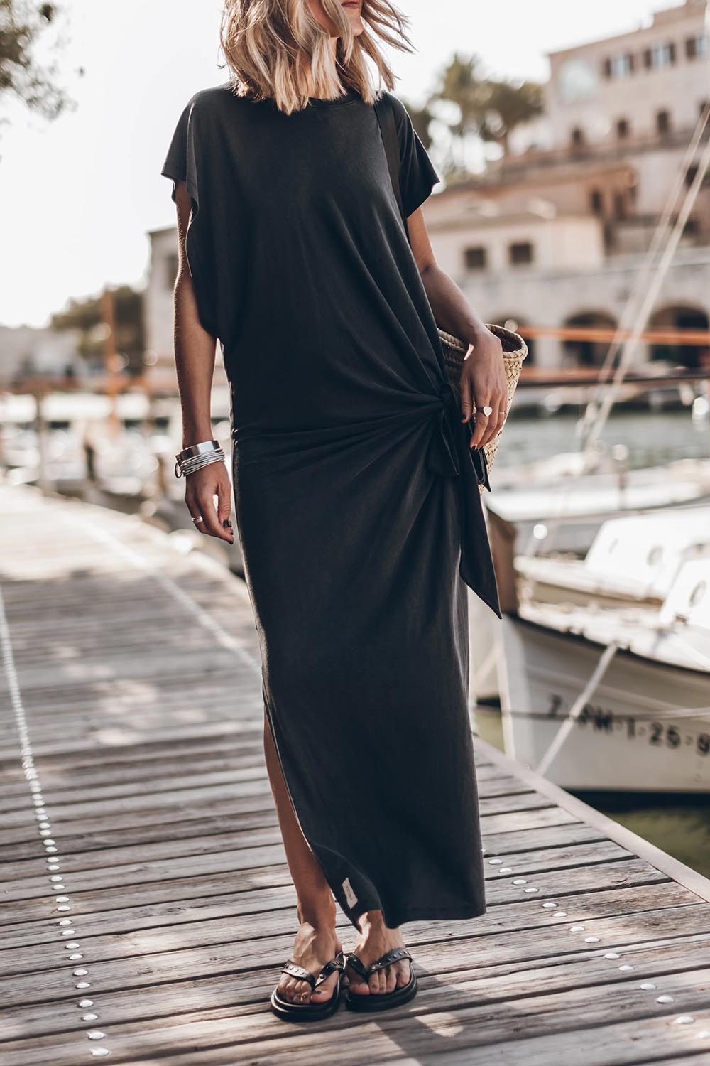Produit Robe longue manches chauve-souris à nouer à la taille ou sur le côté en Lyocell et coton fluide noire Mikuta. Portée de face nouée sur le côté.