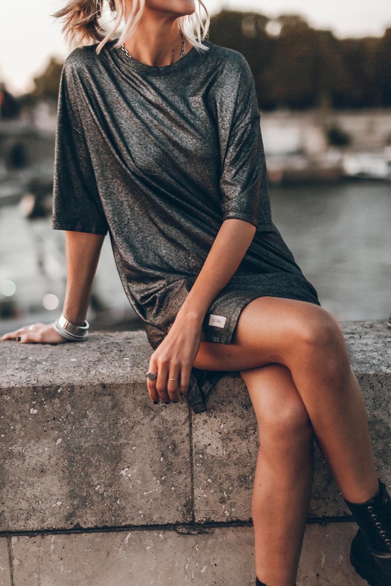 Robe T-shirt Mikuta en jersey lamé argent, portée avec des bijoux Mikuta en argent.