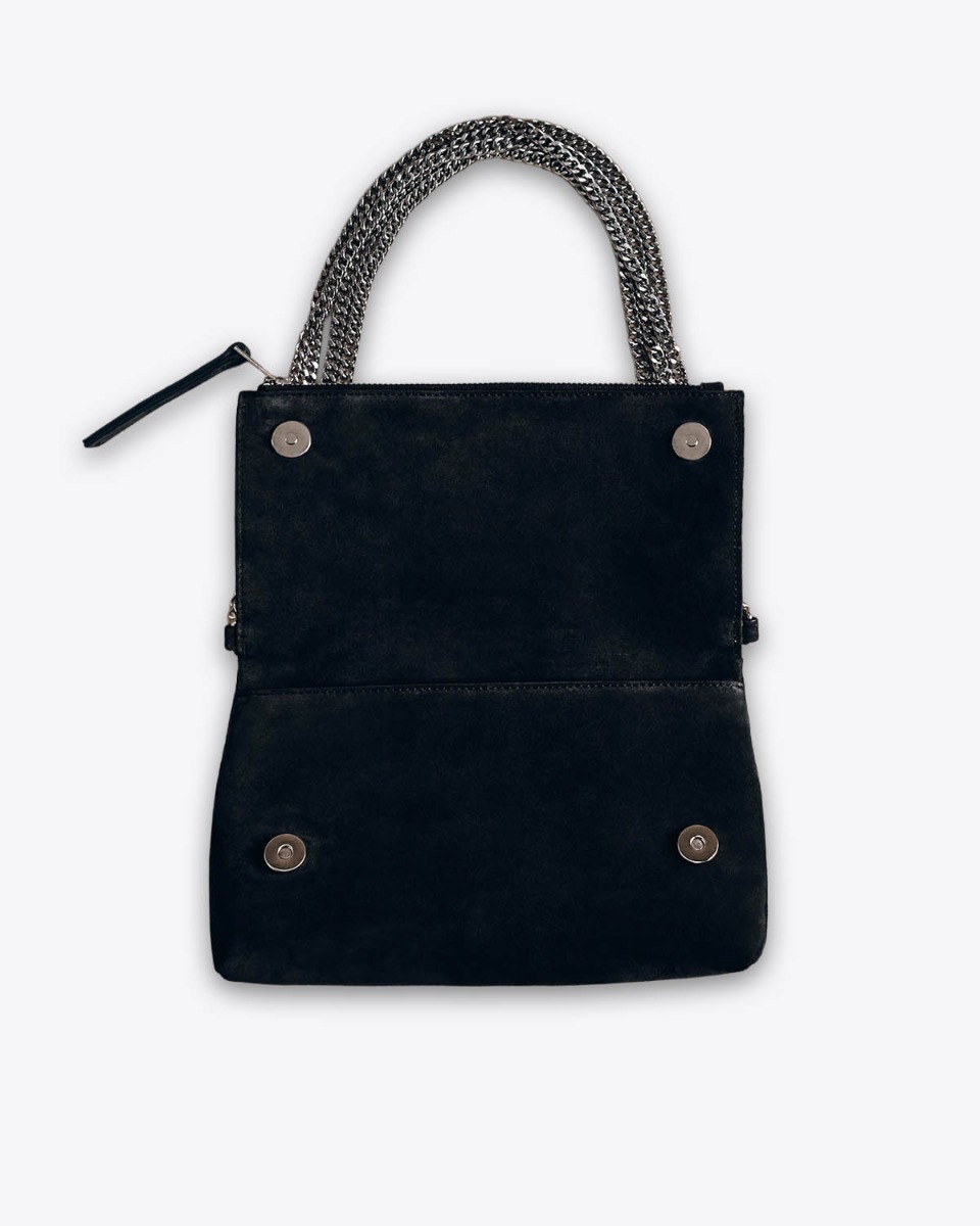 Sac Zowie Mikuta en cuir su&eacute;d&eacute; noir et chaine en m&eacute;tal argent&eacute;. D&eacute;tail de l'ouverture enveloppe et des aimants.