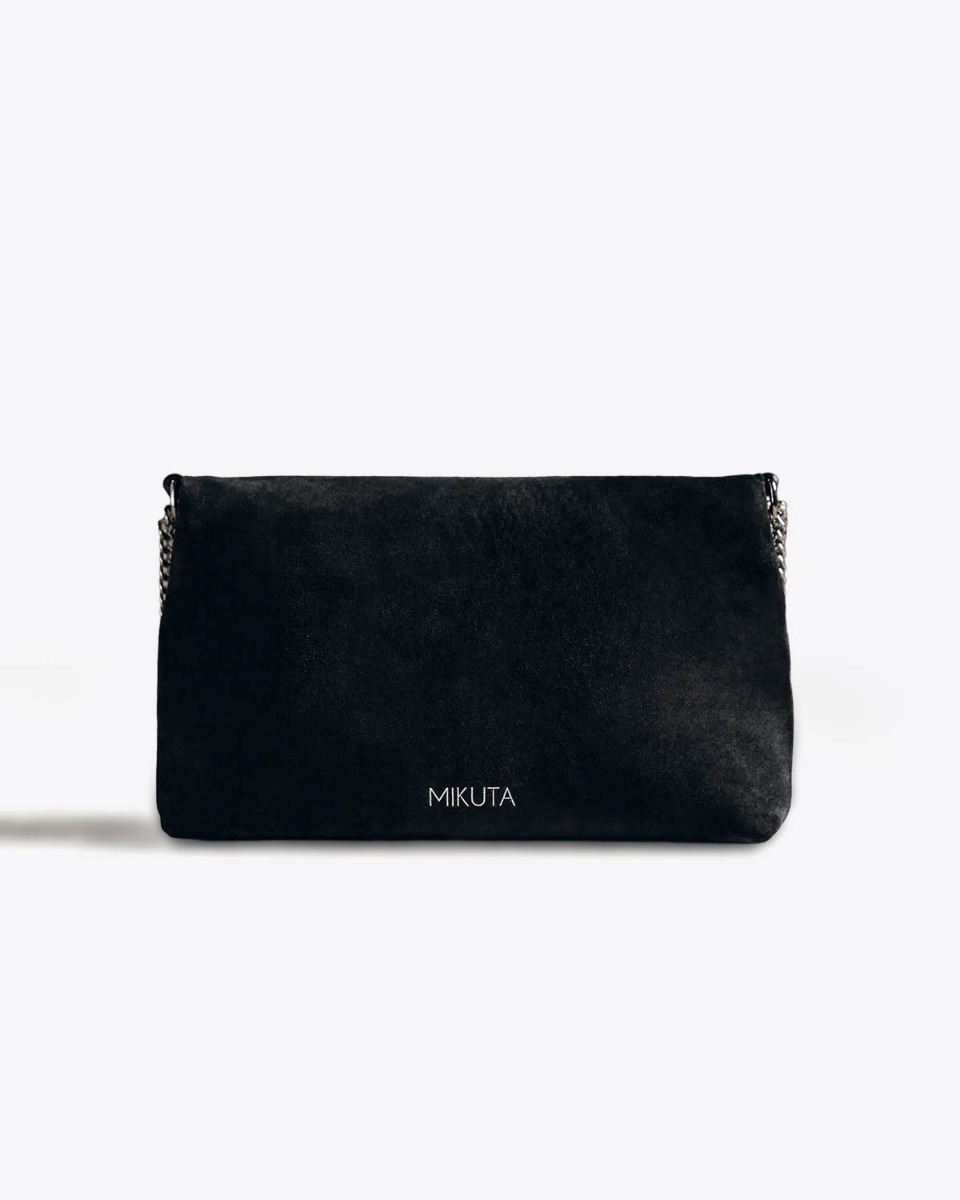 Sac Zowie Mikuta en cuir su&eacute;d&eacute; noir et chaine en m&eacute;tal argent&eacute;. D&eacute;tail du logo &laquo; MIKUTA &raquo;.