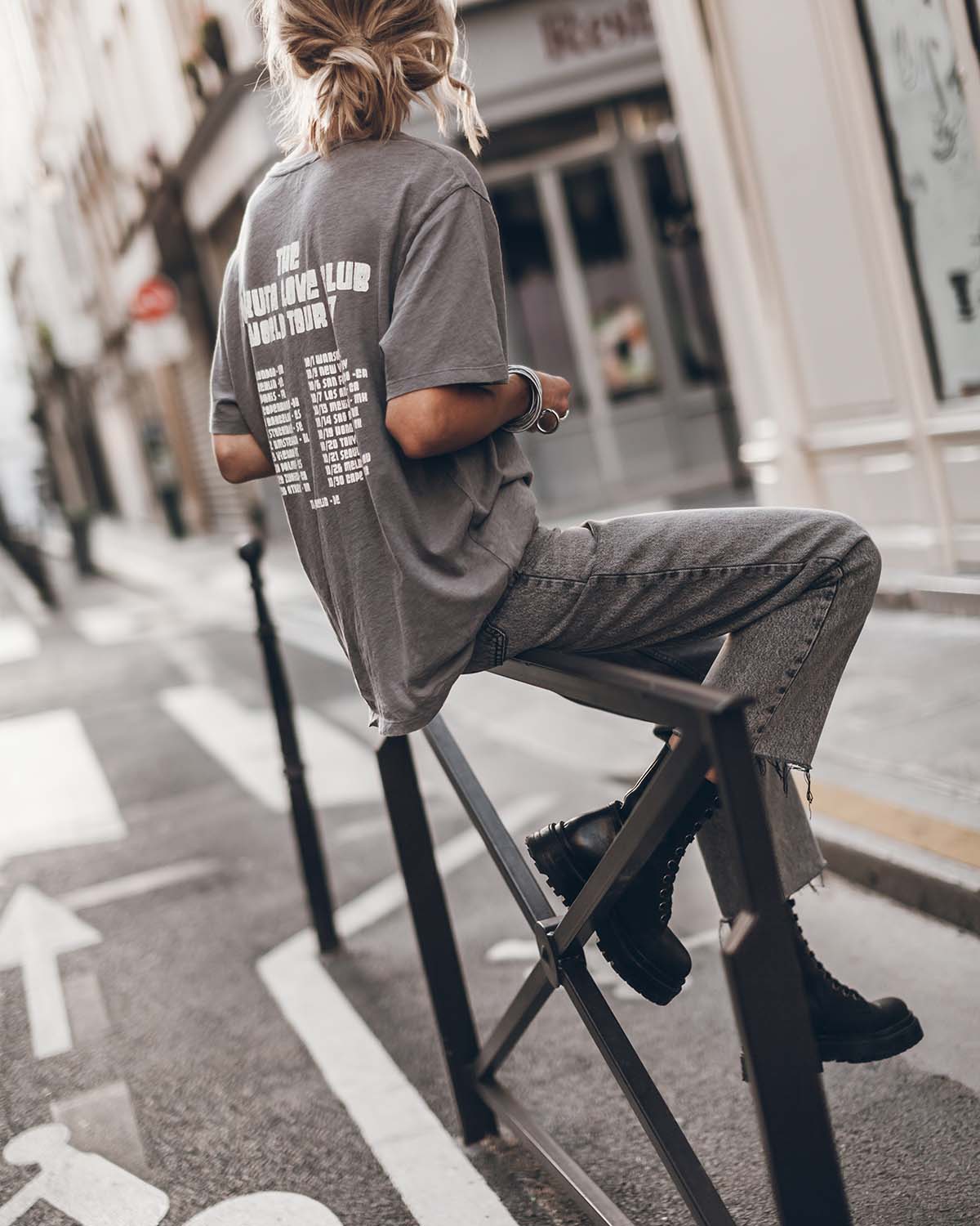 Jeans court droit coupé bord franc en denim gris Mikuta. Porté avec un tee-shirt. 