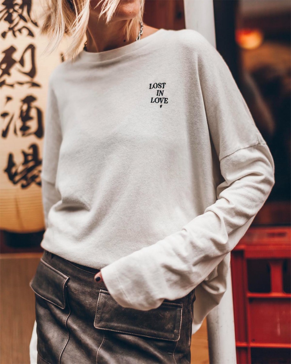 T-shirt Mikuta &agrave; manches longues en coton &eacute;cru, brod&eacute; " Lost In Love " sur la poitrine, port&eacute; de face.