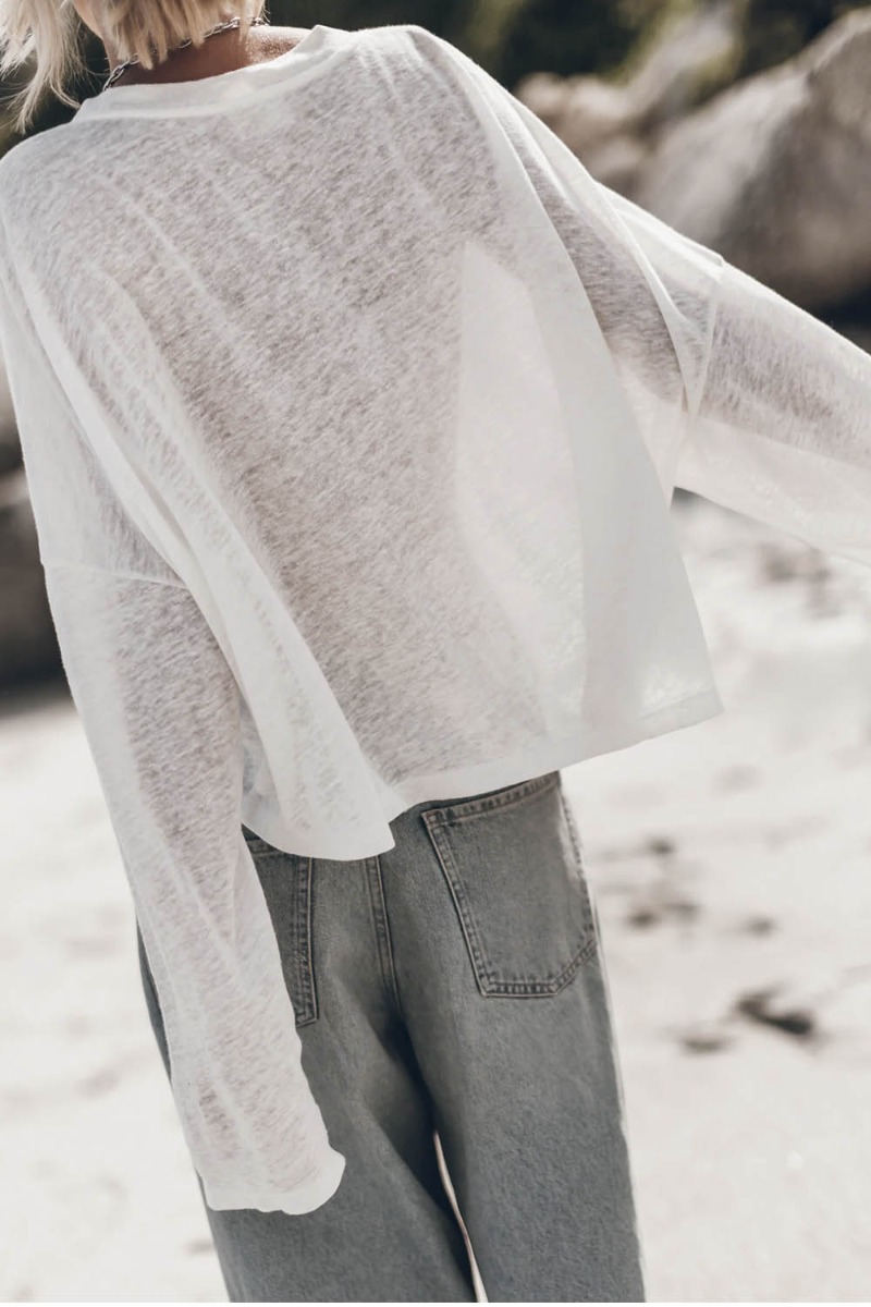 Tee-shirt manches longues en lin blanc Mikuta, port&eacute; de dos.