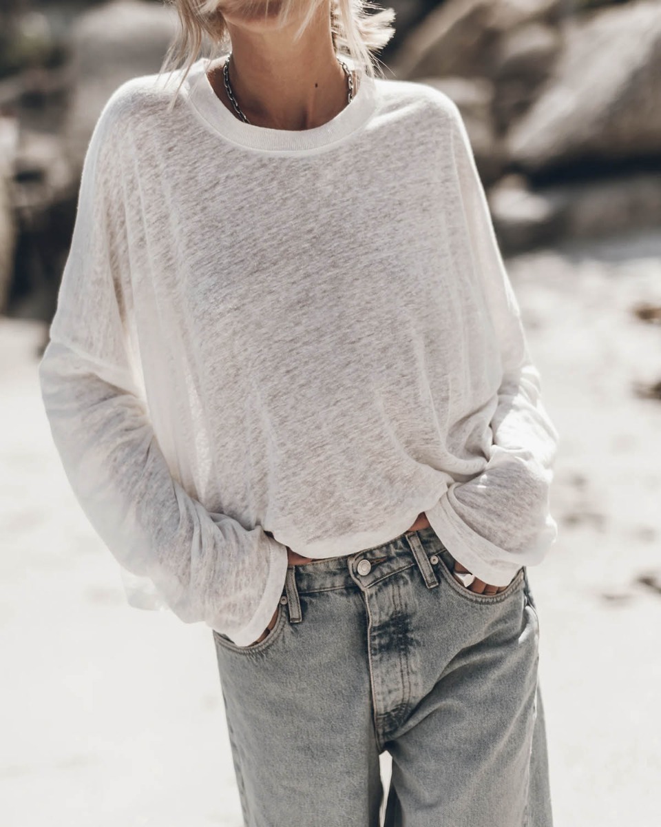 Tee-shirt manches longues en lin blanc Mikuta, port&eacute; de face.