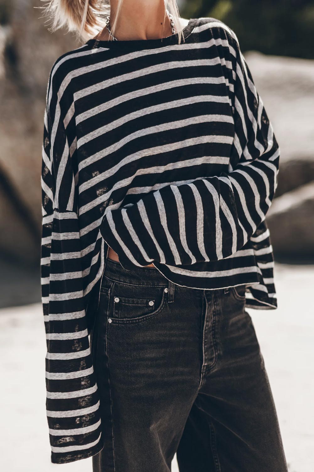 Produit Tee-shirt manches longues Oversized Mikuta en lin ) rayures. Vue face porté avec un jean. 