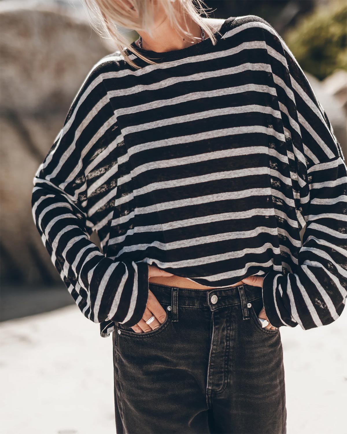 Tee-shirt manches longues Oversized Mikuta en lin ) rayures. Vue face porté avec un jean. 